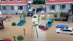 p3520851a390667490
Ngày 28/7, thành phố Lâm Giang, tỉnh Cát Lâm hứng chịu lũ lụt, đường phố và ô tô chìm trong nước lũ. (Ảnh cắt từ video)